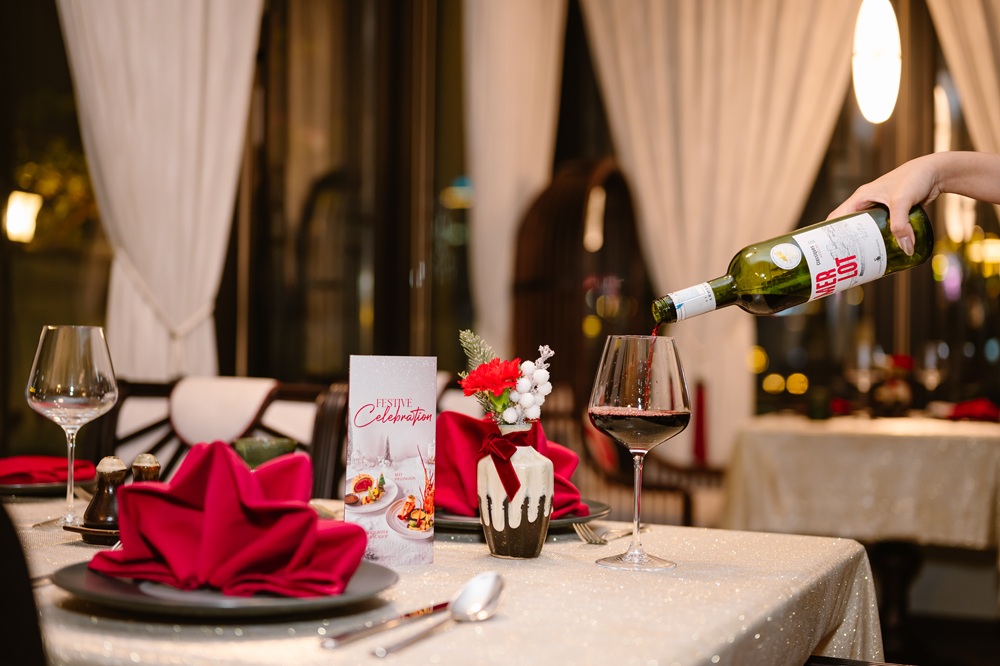 Diên Vị Dining is decorated with a Christmas 2025 theme